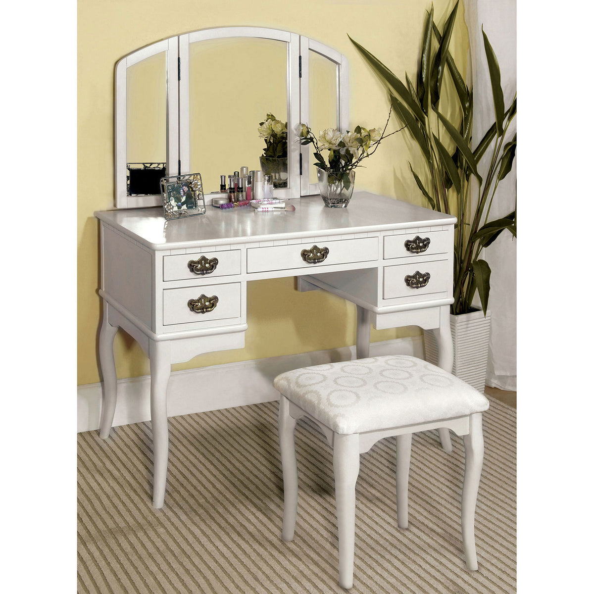 retro white dressing table Mary's Antique Dressing Table Makeover